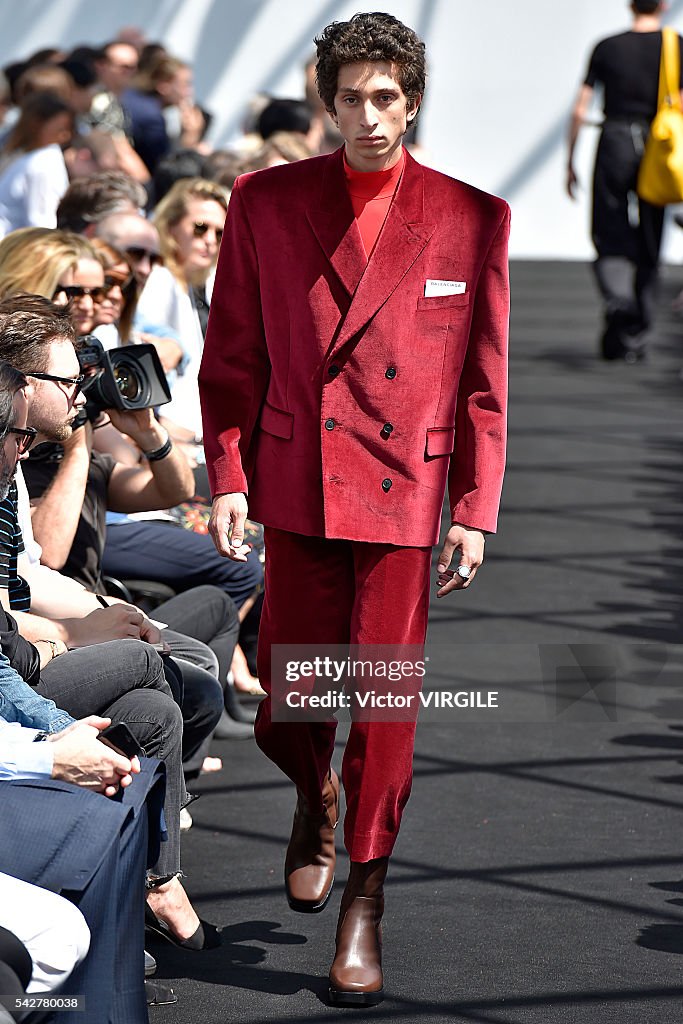 Balenciaga : Runway - Paris Fashion Week - Menswear Spring/Summer 2017