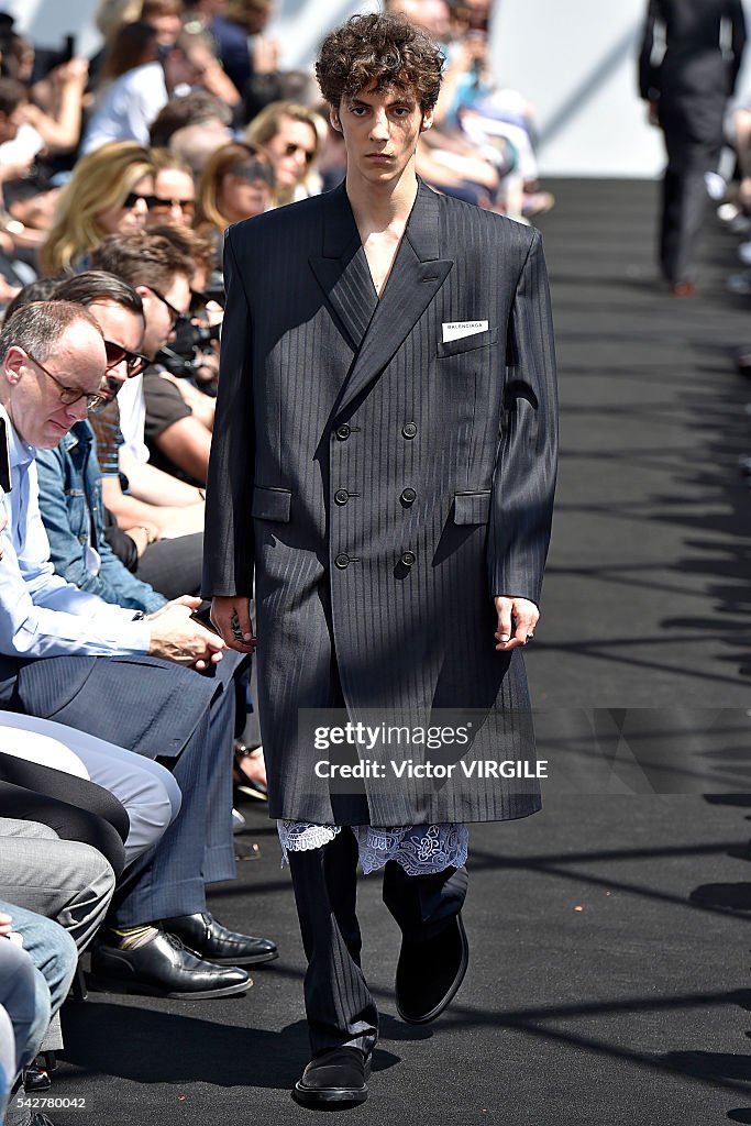 Balenciaga : Runway - Paris Fashion Week - Menswear Spring/Summer 2017