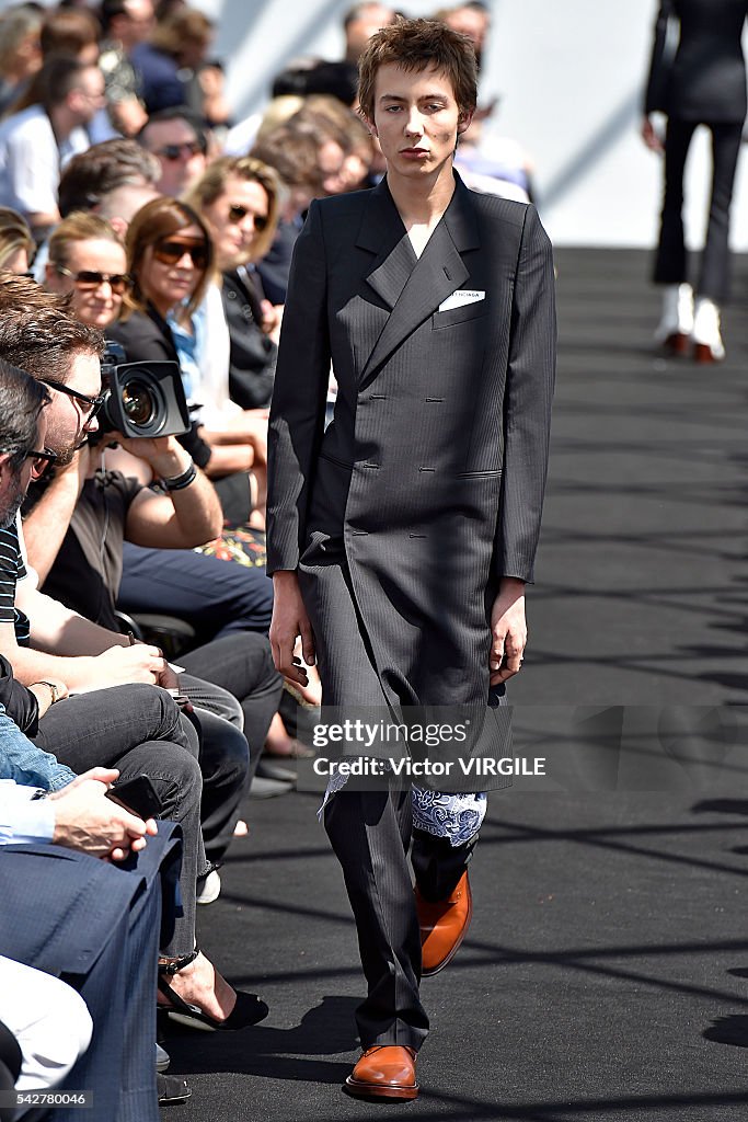 Balenciaga : Runway - Paris Fashion Week - Menswear Spring/Summer 2017