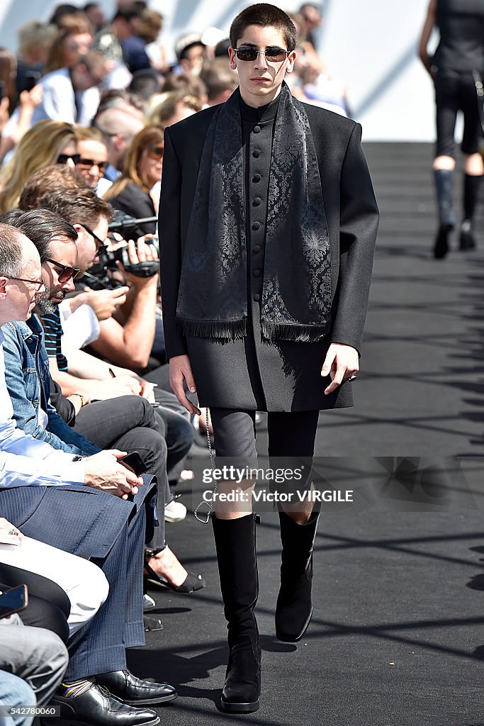 Balenciaga : Runway - Paris Fashion Week - Menswear Spring/Summer 2017