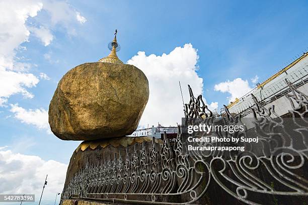 the golden rock kyaiktiyo pagoda myanmar - gold metal rock foto e immagini stock