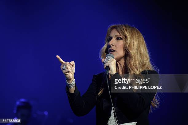 Canada's singer Celine Dion performs on stage at AccorHotels Arena concert hall in Paris on June 24, 2016. / AFP / PHILIPPE LOPEZ