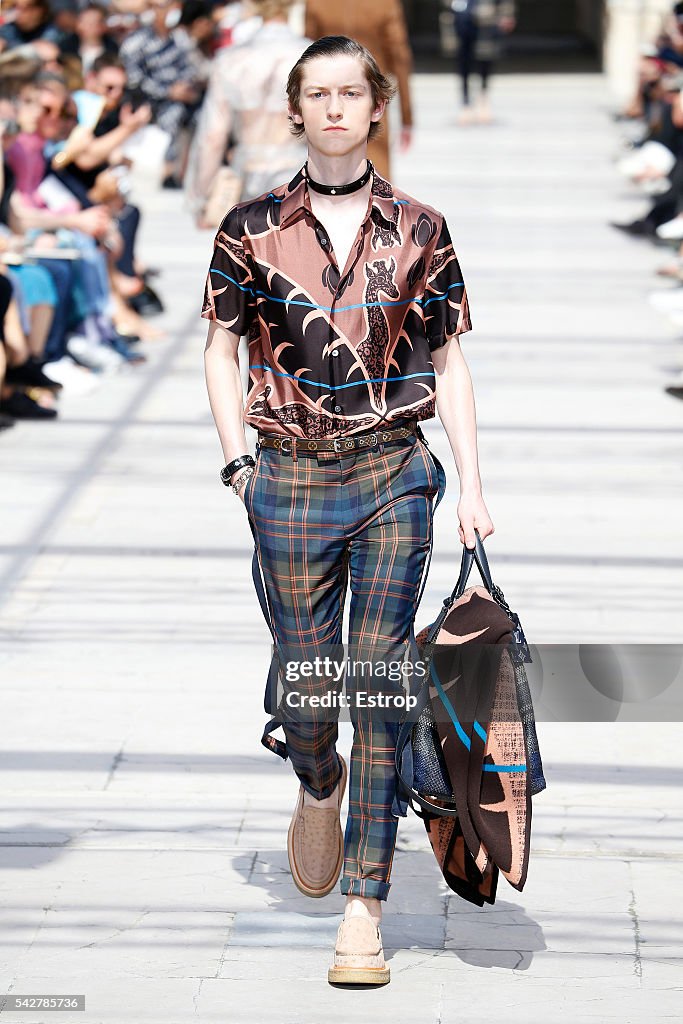 Louis Vuitton : Runway - Paris Fashion Week - Menswear Spring/Summer 2017