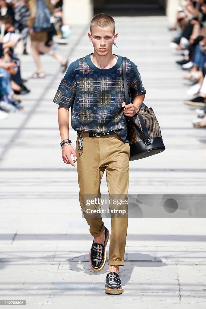 Louis Vuitton : Runway - Paris Fashion Week - Menswear Spring/Summer 2017