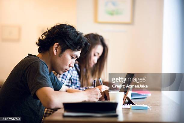 勉強する - 大学生　日本 ストックフォトと画像