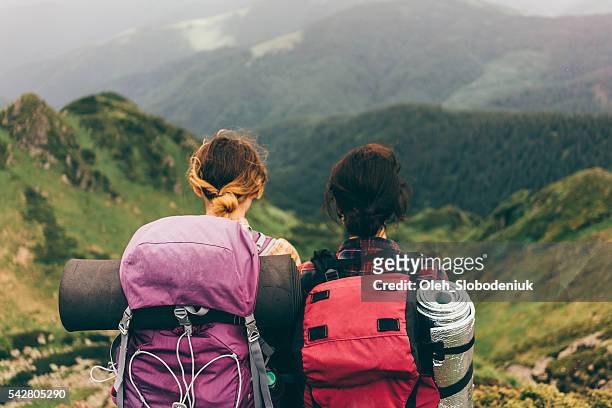 niñas en las montañas - turismo ecológico fotografías e imágenes de stock