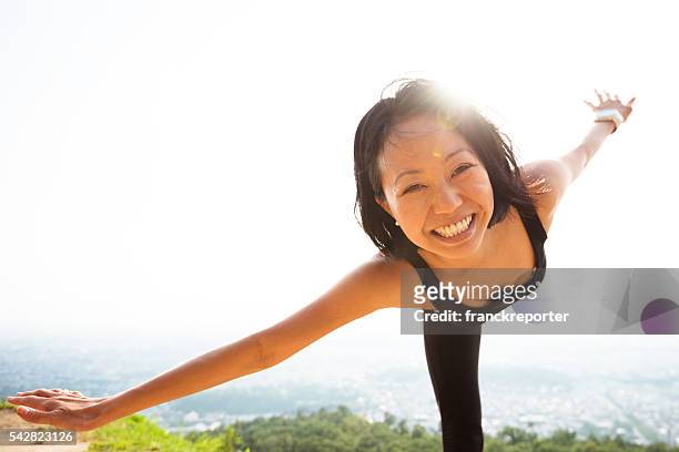 japonês mulher a fazer ioga ao ar livre - creative people outside imagens e fotografias de stock