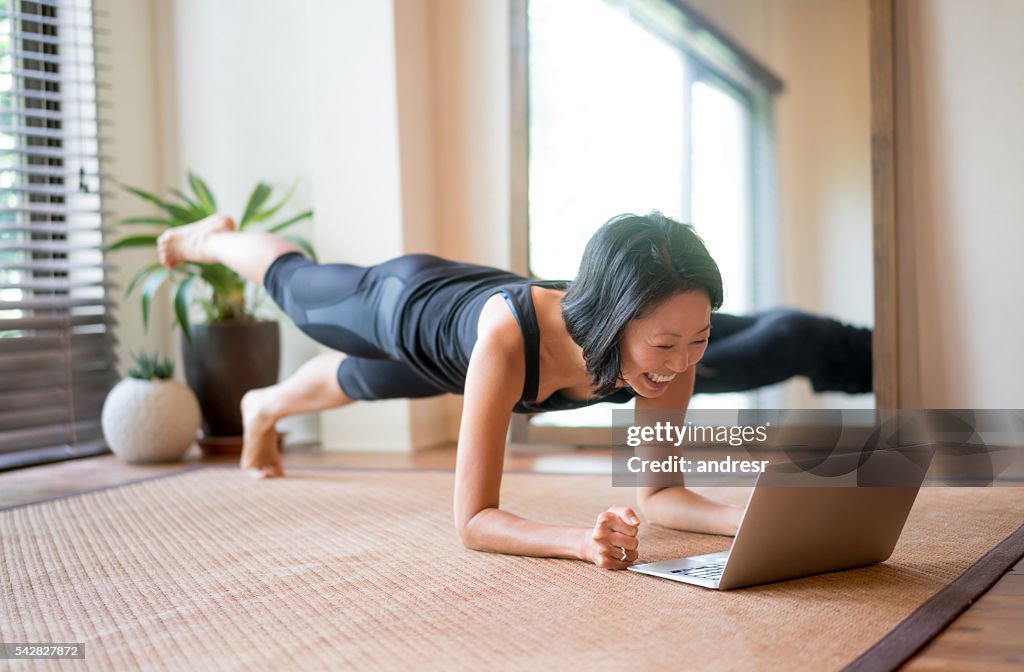 Mujer asiática haciendo ejercicio en casa