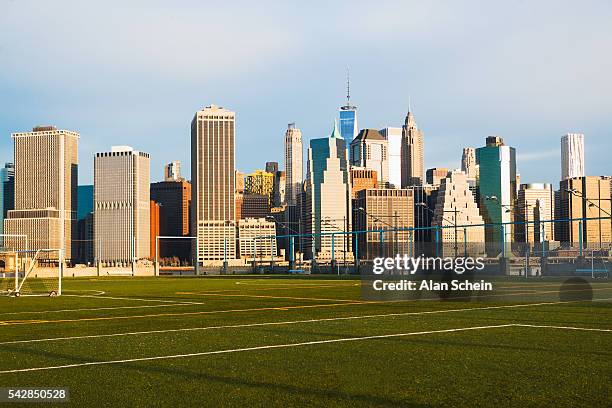 soccer field, brooklyn bridge park , downtown manhattan ,freedom tower - brooklyn bridge park stock-fotos und bilder