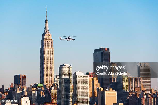 helicopter,empire state building and west side of manhattan - empire state building stock-fotos und bilder