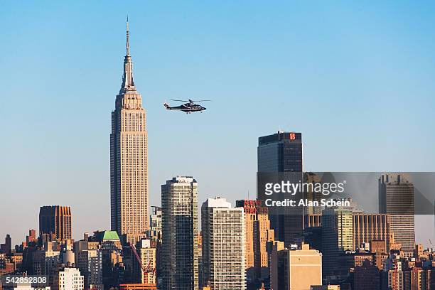 helicopter,empire state building and west side of manhattan - empire state building foto e immagini stock