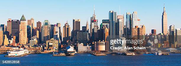 empire state building and west side of manhattan - new york state stockfoto's en -beelden