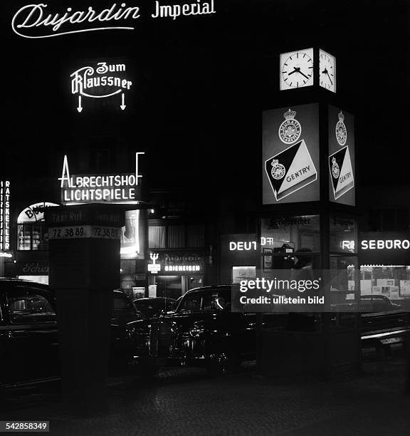 Nachtaufnahme: Blick auf den Taxistand,im Hintergrund die Gaststätte "ZumKlausner" und das Kino AlbrechtshofLichtspiele, rechts eine Telefonzelle...