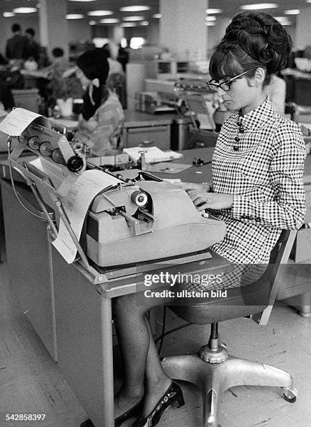 Sekretärin in einem Grossraumbüro- 1969