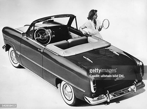 Zweisitziges 12 M Kabriolett der TaunusReiheFrau mit Tennisschläger steht daneben- 1954