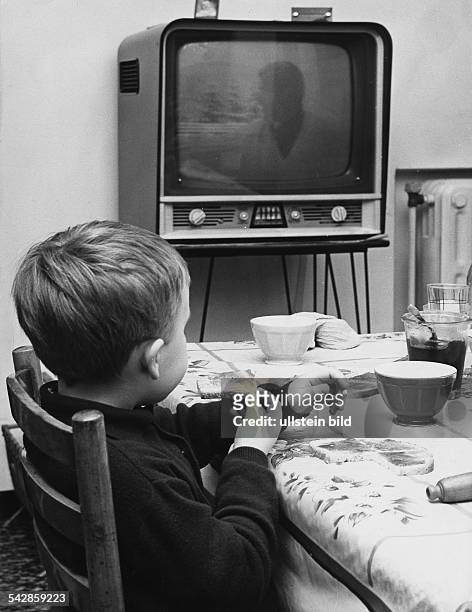 Junge am Küchentisch schaut Fernsehen1967