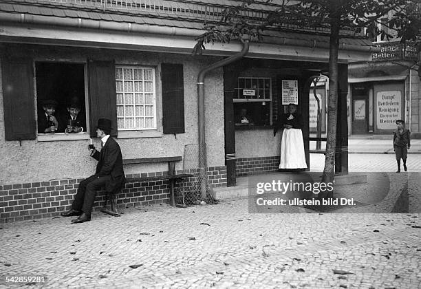 Männer trinken Bier in einer Erfrischungshalle in Berlin-Steglitz- undatiert, vermutlich um 1910Foto: Conrad HünichFoto ist Teil einer Serie.