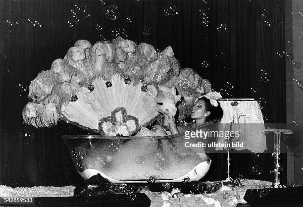 Nachtclub "Red Rose" im Europa-Center: junge Frau in der Badewanne mit Schaum- Oktober 1969