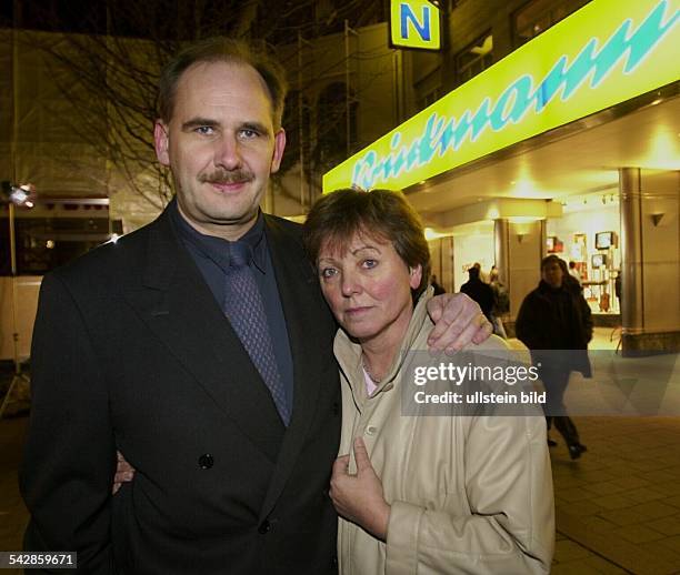 Auf der Pressekonferenz am Freitag stellten sich den Fotografen vor dem Kaufhaus Brinkmann in der Spitalerstrasse in Hamburg Marketingchefin Ellen...