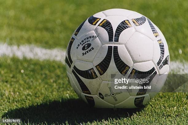 Ein schwarzweißer Fußball der Firma Puma mit dem Namen "King". Aufgenommen Mai 1999.