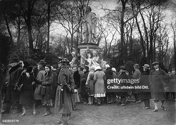 Das Goethe - Denkmal im Tiergarten in Berlin, Marmorstatue nach einem Entwurf von Fritz Schaper , enthüllt am 02.06.1880: Kranzniederlegung im...