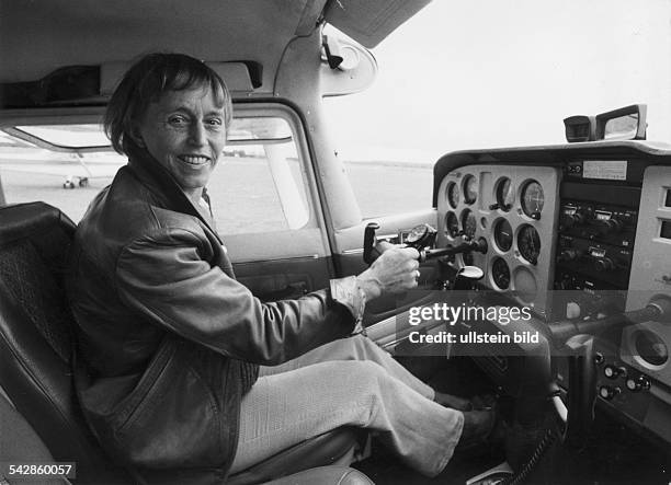 Uhse, Beate *-+Unternehmerin, Pilotin, D- Ganzkoerperaufnahme, in einer Cessna - 1972