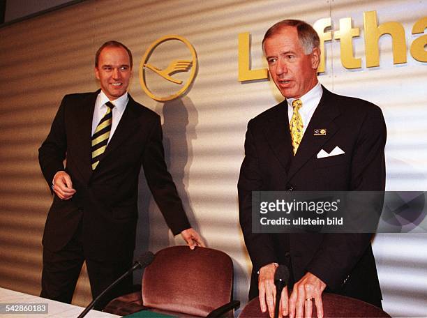Jürgen Weber , Vorstandsvorsitzender der Lufthansa AG, mit Dr. Karl-Ludwig Kley, Finanzvorstand des Unternehmens, auf der Bilanzpressekonferenz in...