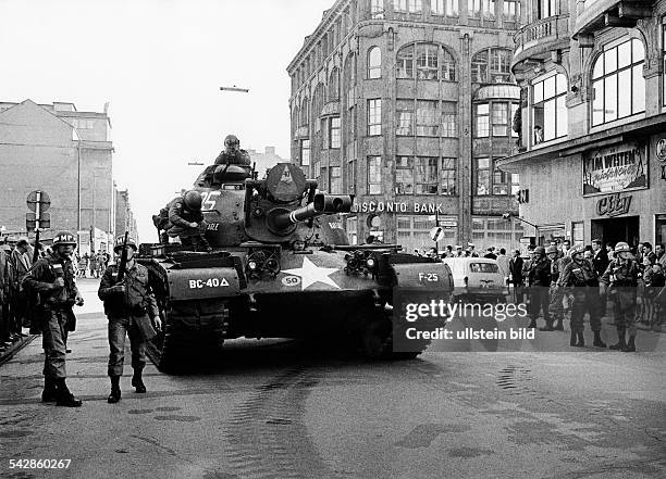 Germany, Berlin, construction of the wall: US tank on the sectorÌs limit Friedrichstrasse / Kochstrasse, August 1961
