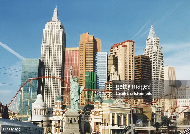 Der aus 12 Wolkenkratzern bestehende Hotelkomplex "New York - New York" mit der Freiheitsstatue im Vordergrund in Las Vegas spiegelt farbenfroh die...