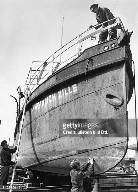 Das Schiff "Heinrich Zille", eine schwimmende Jugendherberge wird auf einer Werft in Spandau überholt und neu gestrichen - März 1960
