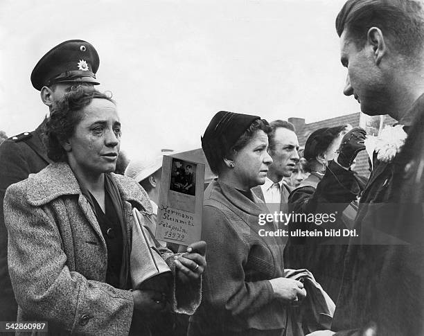 Lager Friedland. Heimkehrer und wartende Angehörige; eine Frau sucht "Hermann Steinmetz Feldpostnr. 13979"- vermutl. 1955