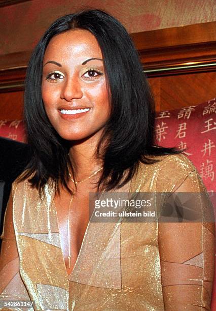 Die Sängerin und Rap-Star Sabrina Setlur bei der Gala-Party am im Hotel Vier Jahreszeiten. Aufnahmedatum:2000.