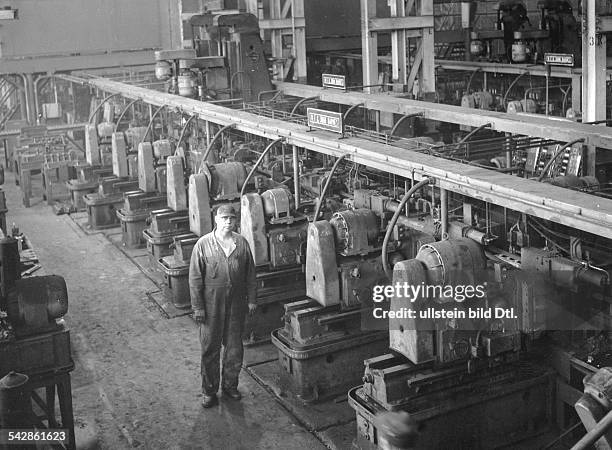 Motorenwerk des Autoherstellers Chrysler in Detroit / Michigan:Blick in eine Fertigungshalle 1958