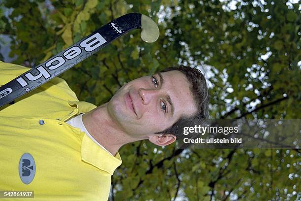 Der Hockeyspieler Christoph Bechmann mit einem Schläger. .