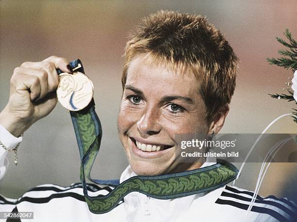 Die Mittelstreckenläuferin Grit Breuer hält ihre Goldmedaille hoch, die sie bei der Leichtathletik-Europameisterschaft 1998 in Budapest erhielt....