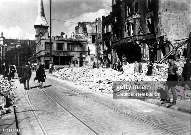 Die zerstörte Stadt nach demBombenangriff; der Steindamm- 1944