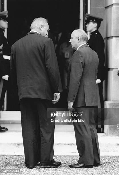 Der deutsche Bundeskanzler Helmut Kohl und der russische Staatschef Michail Gorbatschow in Rückansicht, aufgenommen während des...