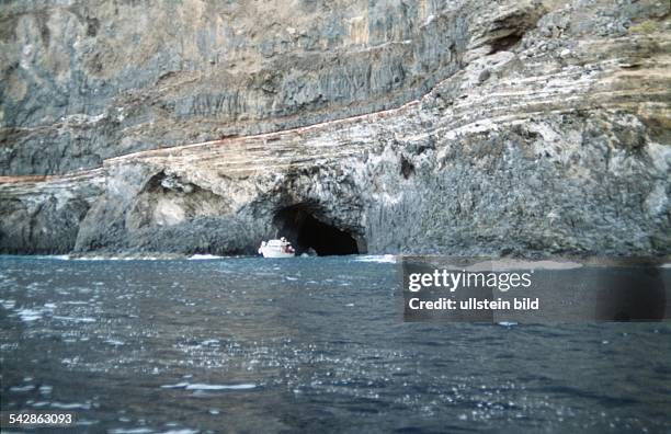 Kanarische Insel La Palma, Westseite, Spanien: Die Meeresgrotte Cueva Bonita, in der am 30.9.1997 zwei Deutsche verunglückten. Das Ausflugsschiff...