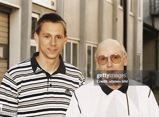 Der Leichtathlet Frank Busemann mit seinem Vater Franz-Josef. Aufgenommen um 1999.