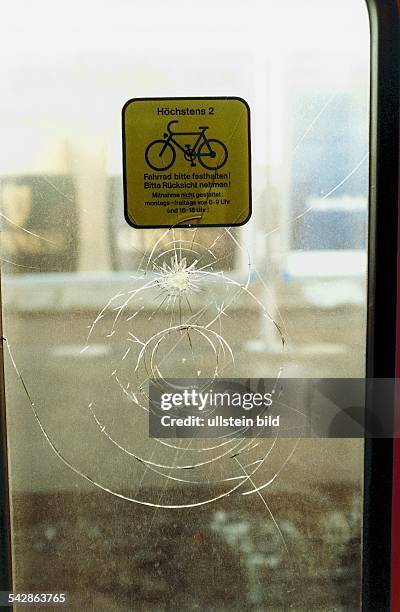 Vandalismus / Sachbeschädigung: Auf der zerkratzten Scheibe einer Hamburger S-Bahn klebt ein Hinweisschild zur Fahrradbeförderung im öffentlichen...