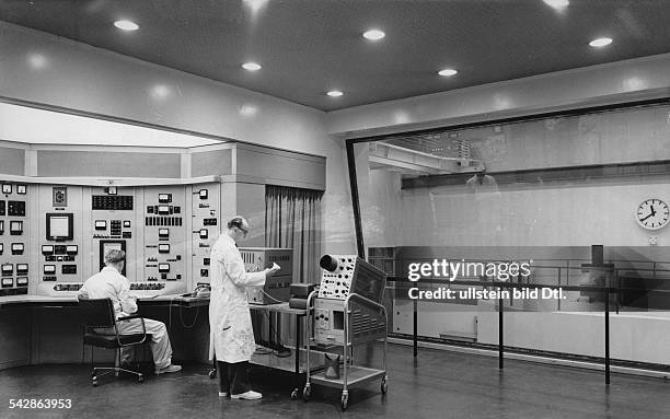 Blick in den Kontrollraum des Reaktorsmit den Schalt- und Kontrolltafeln;rechts hinter der Glasscheibe dereigentliche Reaktor.1959