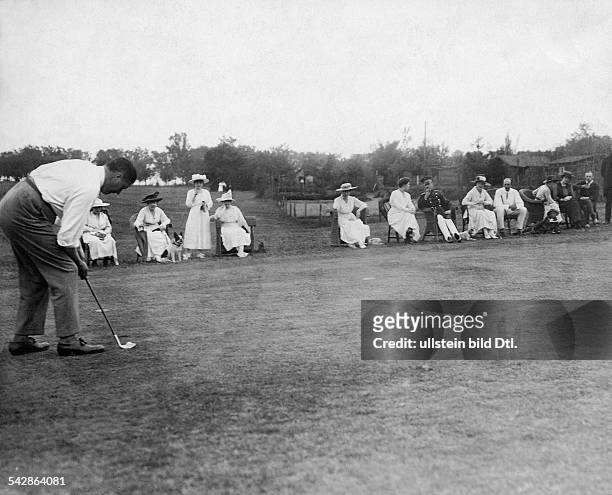 Wettspiele des Berliner Golf Club Westend:Golfspieler Rommenhöller, Sieger im Jackson Pokal, beim Einlochen- 1919veröffentlicht: Dame 20/1919Foto:...
