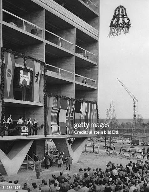 Modern housing estate Hansaviertel in Berlin - Tiergarten: roofing ceremony at the high-rise building designed by Brazilian architect Oscar Niemeyer