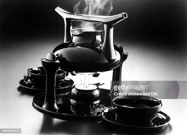 Teekanne, Teetassen und Stövchen ausCeracronDesign: Luigi Colani1981
