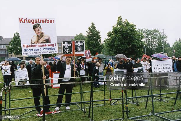 Anlässlich eines Sonderparteitages von Bündnis 90 / Die Grünen zum Thema "Kriegseinsatz in Jugoslawien" zeigen Demonstranten ihren Protest mit...