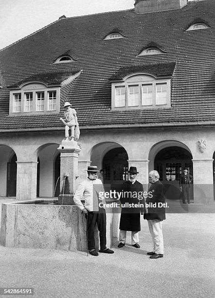 Das Alte-Leute-Heim Buch, Anstalt für Hospitaliten, erbaut 1905 bis 1909 von Architekt Ludwig Hoffmann. Drei alte Männer unterhalten sich an einem...