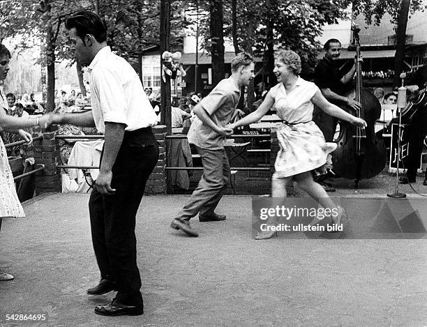 Junge Leute beim Tanz in einem Biergarten in Ost-Berlin- ca. 1960er Jahre