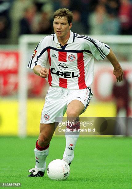 Mittelfeldspieler Michael Tarnat vom Fußball-Bundesligisten FC Bayern München läuft mit dem Ball am Fuß über das Spielfeld. .