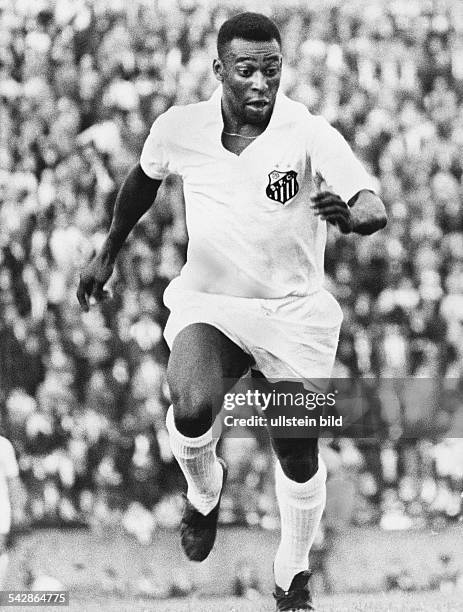 Der brasilianische Fußballspieler Pelé im Trikot von Santos FC. Undatiertes Foto.