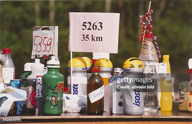 Erfrischungsgetränke während des hanse-Marathons 1995: Wasserflaschen stehen neben einer Dose "vitamalz", einer Flasche Orangen-Getränk und anderen...